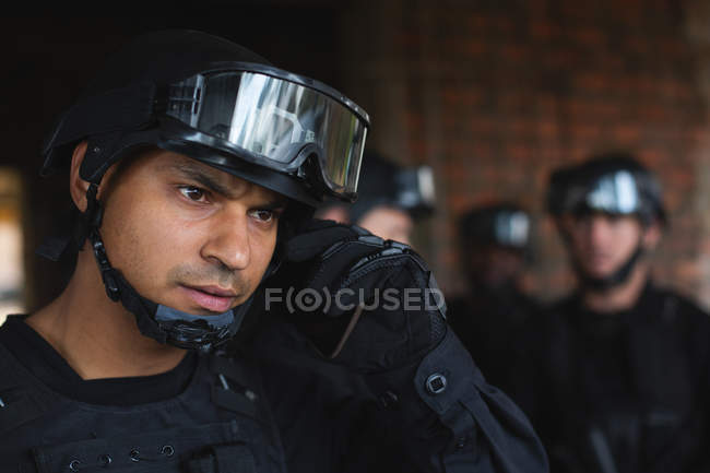 Военный солдат разговаривает по мобильному телефону во время военной подготовки — стоковое фото