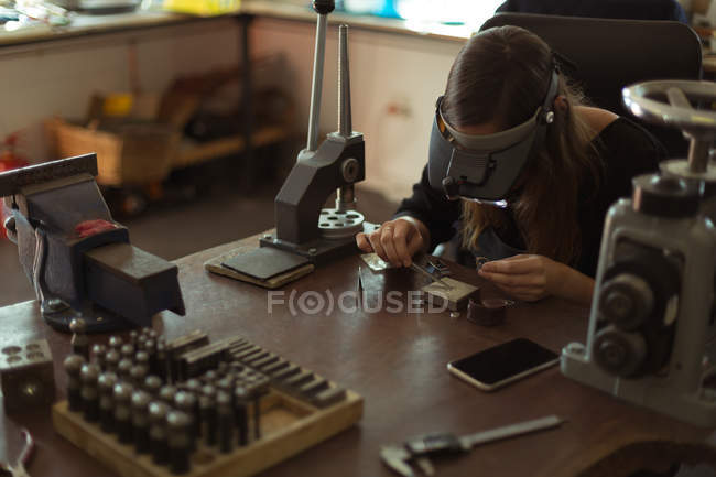 Designer de jóias feminino trabalhando em oficina — Fotografia de Stock