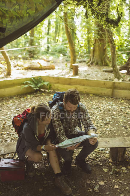 Пара дивиться на карту в таборі для завантаження — стокове фото