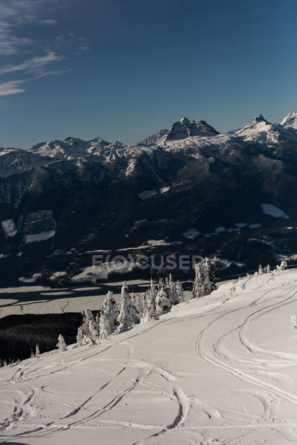 Montañas cubiertas de nieve durante el invierno - foto de stock