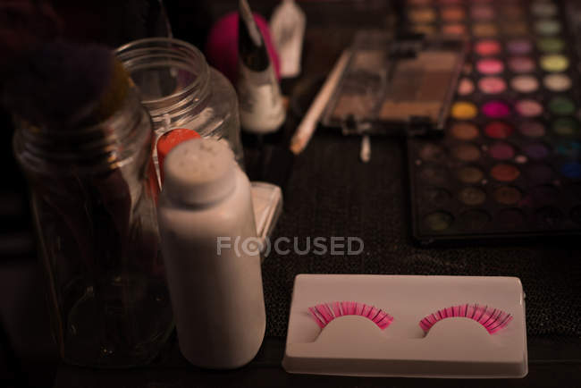 Nahaufnahme von Wimpern auf Schachtel mit Puder und Make-up-Box — Stockfoto
