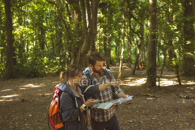 Casal olhando para o mapa no acampamento de inicialização — Fotografia de Stock
