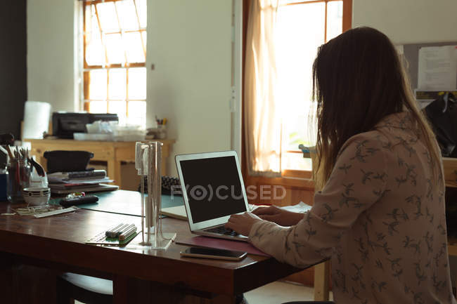 Жіночий дизайнер ювелірних виробів використовує ноутбук вдома — стокове фото