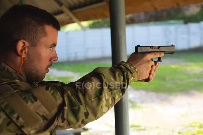 Treinamento de soldado militar durante treinamento militar no campo — Fotografia de Stock