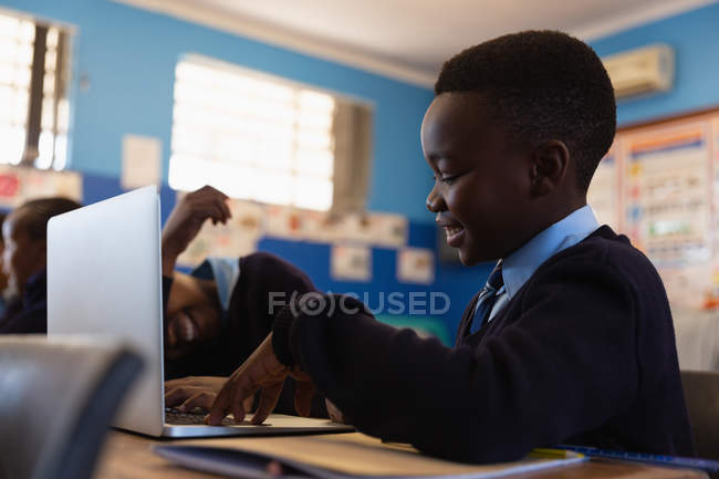 Studente che utilizza il computer portatile in classe a scuola — Foto stock
