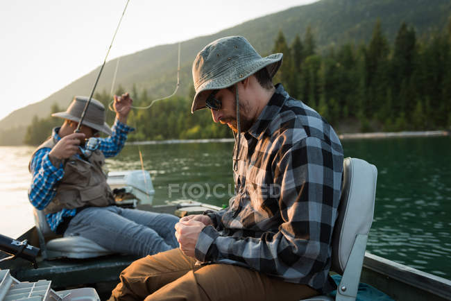 Два рыбака рыбачат в реке в солнечный день — стоковое фото