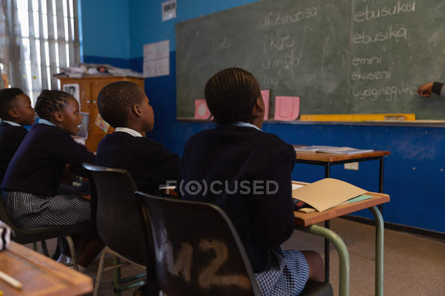 Schüler lernen in der Schulklasse — Stockfoto