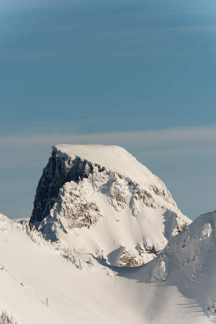 Montaña nevada durante el invierno - foto de stock