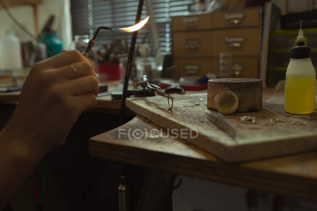 Nahaufnahme eines Schmuckdesigners, der in einer Werkstatt arbeitet — Stockfoto