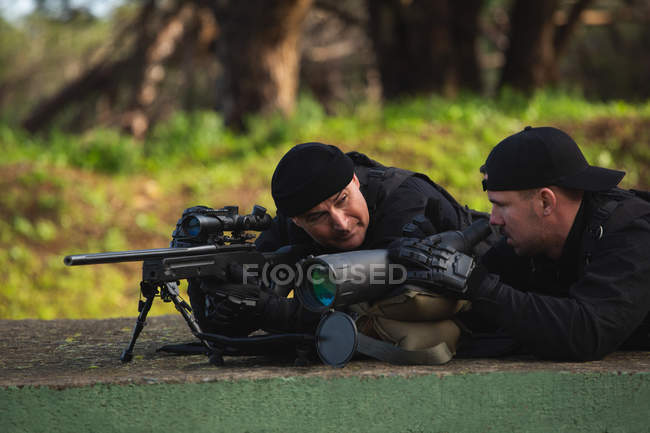 Soldati militari che si allenano insieme nel campo militare — Foto stock