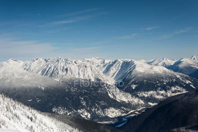 Montagnes enneigées pendant l'hiver — Photo de stock