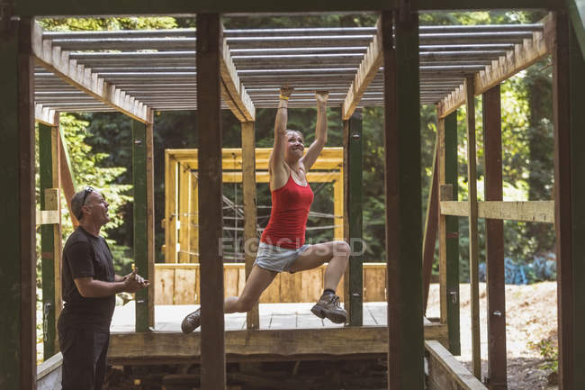 Вмістити тренування жінки над перешкодами на таборі для завантаження — стокове фото