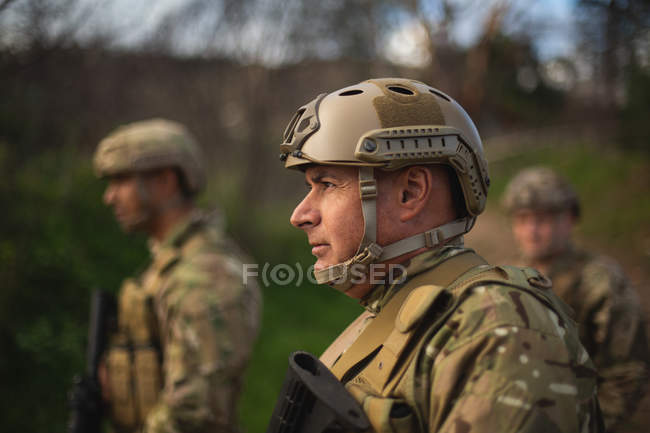 Военные солдаты вместе тренируются во время военной подготовки — стоковое фото