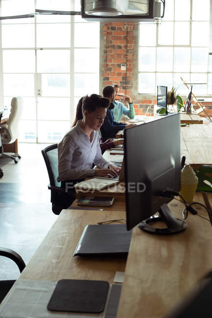 Executivo atento trabalhando na mesa no escritório — Fotografia de Stock