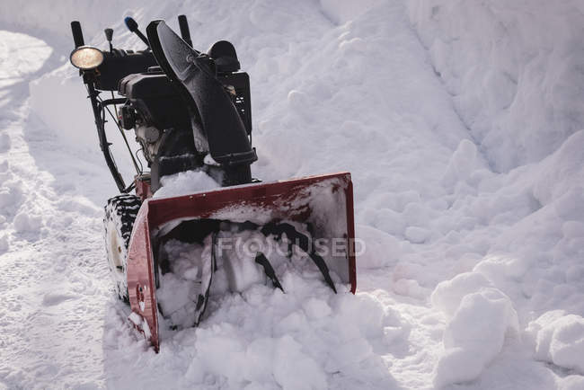 Gros plan sur la souffleuse à neige dans une région enneigée — Photo de stock