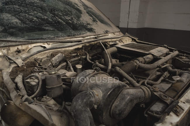 Брудний двигун автомобіля в гаражі — стокове фото