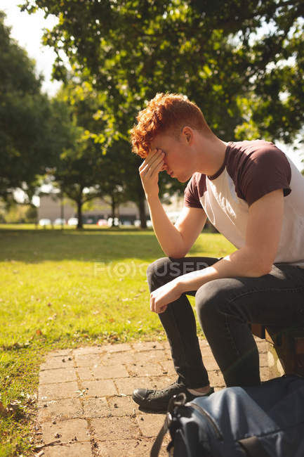Besorgter College-Student sitzt auf dem Campus — Stockfoto