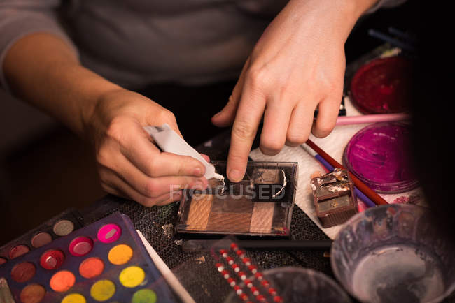 Femme préparant des nuances de maquillage pour Halloween — Photo de stock