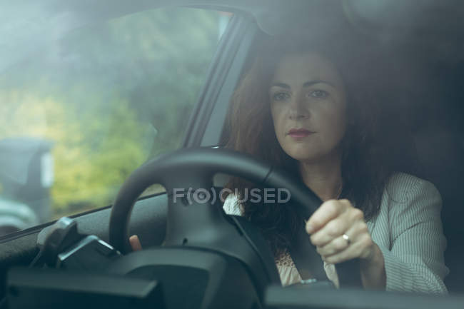 Красивая деловая женщина за рулем автомобиля — стоковое фото