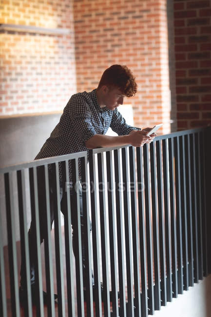 Jeune étudiant tablette numérique sur le campus — Photo de stock
