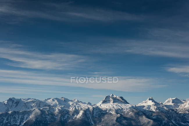 Зимой покрытые снегом горы — стоковое фото