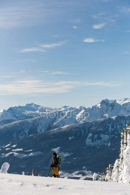 Жіночий гірськолижник, що йде на засніженій горі взимку — стокове фото