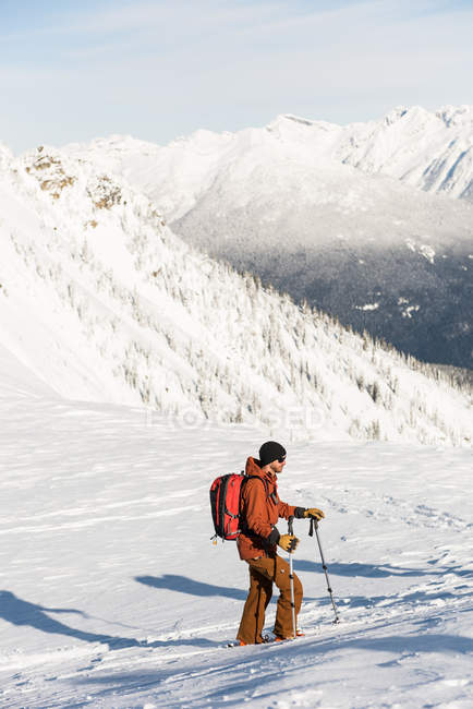 Männliche Skifahrer im Winter auf einem schneebedeckten Berg — Stockfoto
