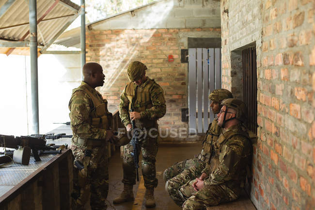 Военные солдаты, взаимодействующие друг с другом во время военной подготовки — стоковое фото