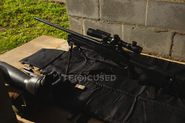 Close-up de metralhadora em treinamento militar — Fotografia de Stock
