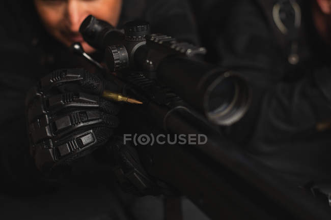 Primo piano del soldato militare che utilizza la macchina da fuoco in addestramento — Foto stock