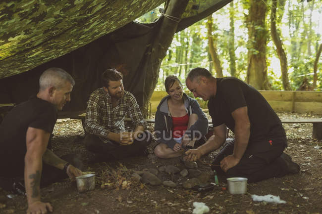 Группа людей, отдыхающих вместе в учебном лагере — стоковое фото