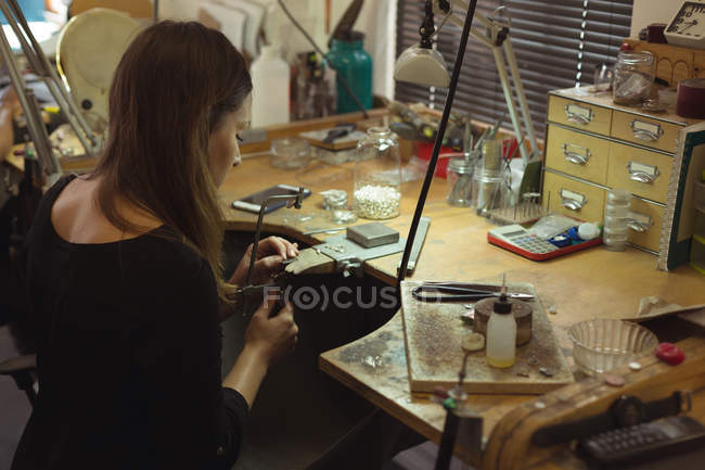 Vista de ángulo alto del diseñador de joyas haciendo joyas en el taller - foto de stock