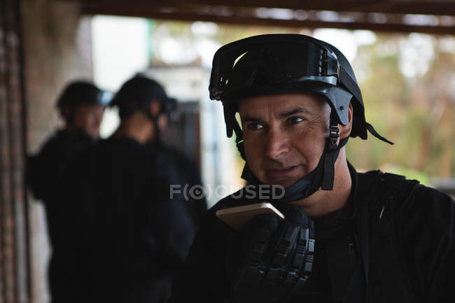 Військовий спікер розмовляє на мобільному телефоні під час військової підготовки — стокове фото