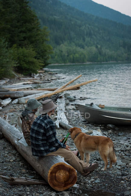 Due pescatori che pescano vicino al fiume — Foto stock