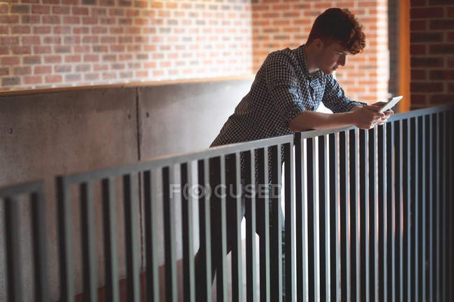 Jovem estudante universitário tablet digital no campus — Fotografia de Stock