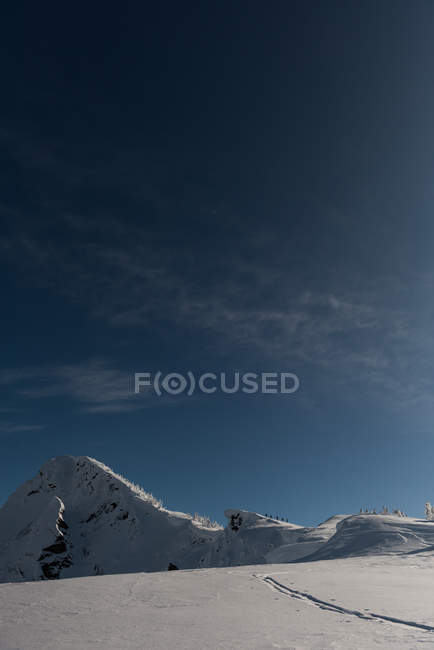 Grupo de esquiadores caminhando em uma montanha nevada durante o inverno — Fotografia de Stock