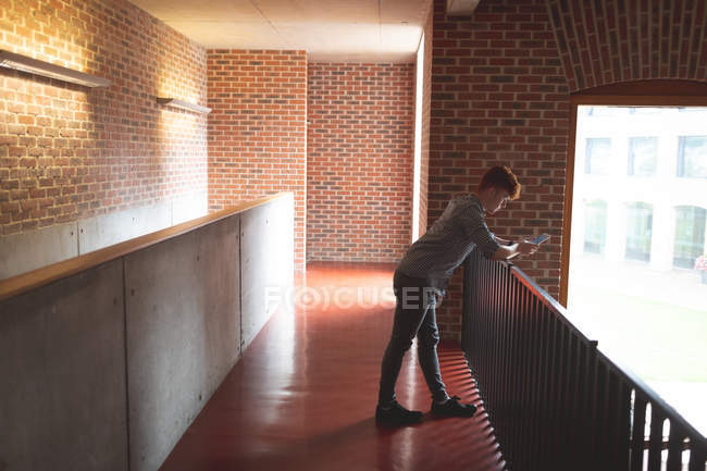 Вид сбоку на цифровой стол студента колледжа в кампусе — стоковое фото