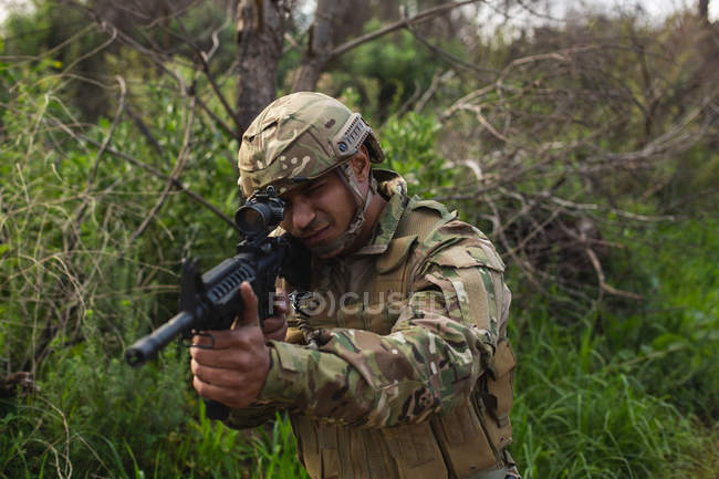 Entrenamiento de soldados militares durante el entrenamiento militar en el campo - foto de stock