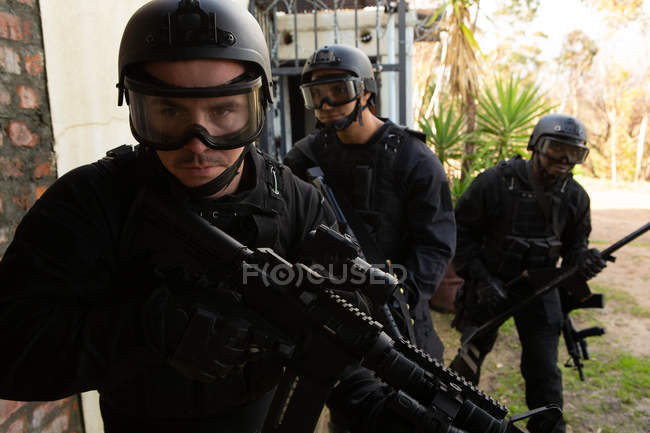 Військовослужбовці з гвинтівкою йдуть об стіну під час військової підготовки — стокове фото
