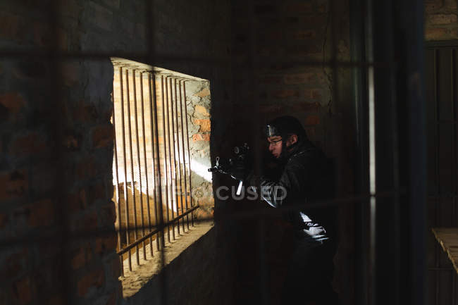 Soldaten mit Gewehr laufen bei Militärtraining gegen die Wand — Stockfoto