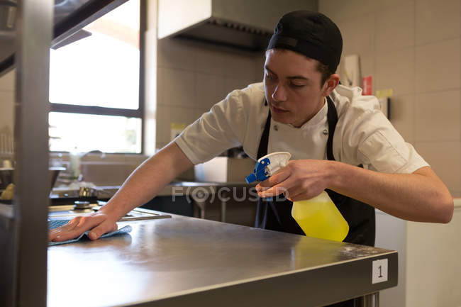 Chef masculino limpeza bancada na cozinha no restaurante — Fotografia de Stock