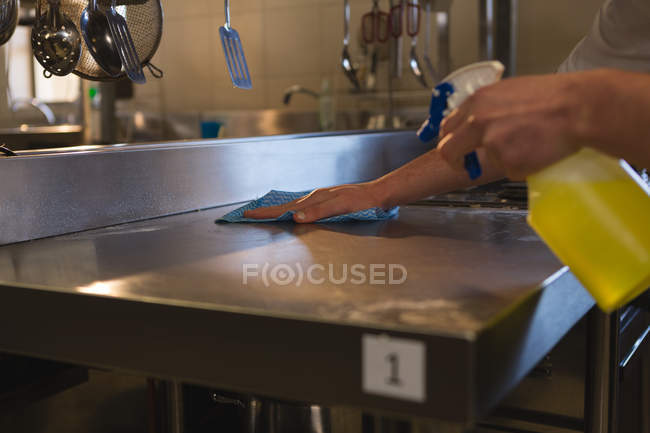 Hautnah: Küchenchef putzt Arbeitsplatte in der Küche — Stockfoto