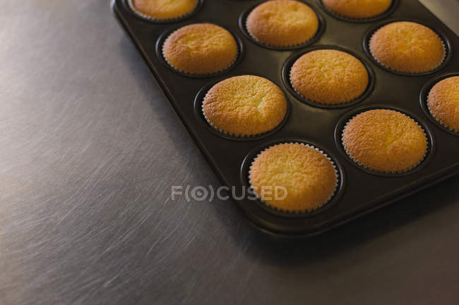 Frische Cupcakes in einem Tablett im Restaurant — Stockfoto