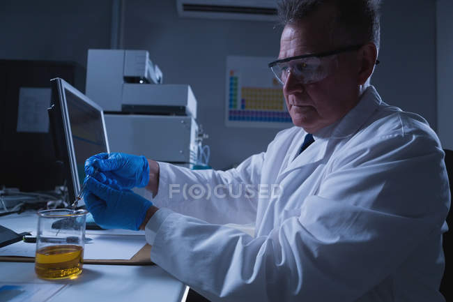 Attento scienziato maschio che sperimenta in laboratorio — Foto stock