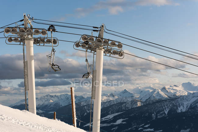 Накладний канатний автомобіль на альпійській дорозі взимку — стокове фото
