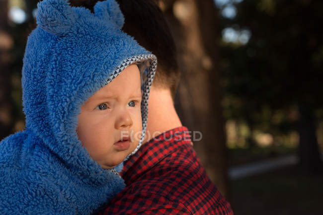 Primo piano del padre che tiene il suo bambino nel parco — Foto stock