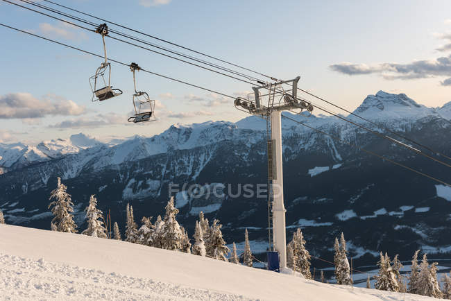 Téléphérique aérien sur une piste alpine en hiver — Photo de stock