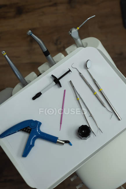 Primer plano de las herramientas dentales en bandeja en la clínica - foto de stock