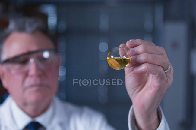 Close-up de cientistas do sexo masculino experimentando em laboratório — Fotografia de Stock