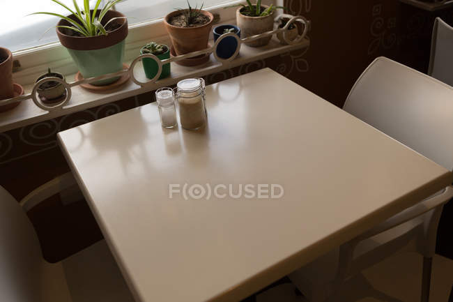 Tavolo e sedie vuote nel caffè — Foto stock
